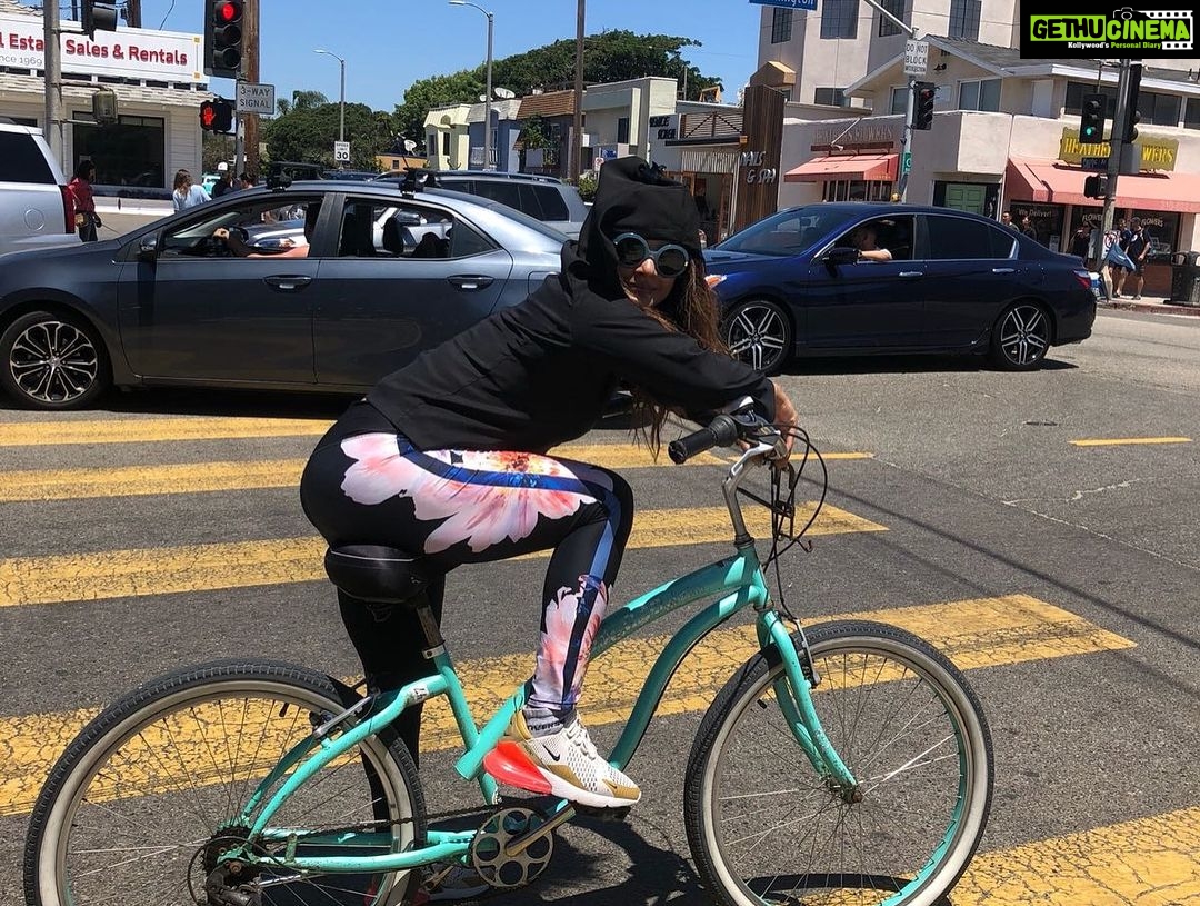 Neetu Chandra Instagram - The world is with Me!! On #Venice #beach to #Santamonica biking today 😘🤗 #Losangeles #usa 😘❤ #California with my dear sports buddy now #Anilmohin 😘🤗 you are the sweetest !!! Take care of yourself , you precious people ❤