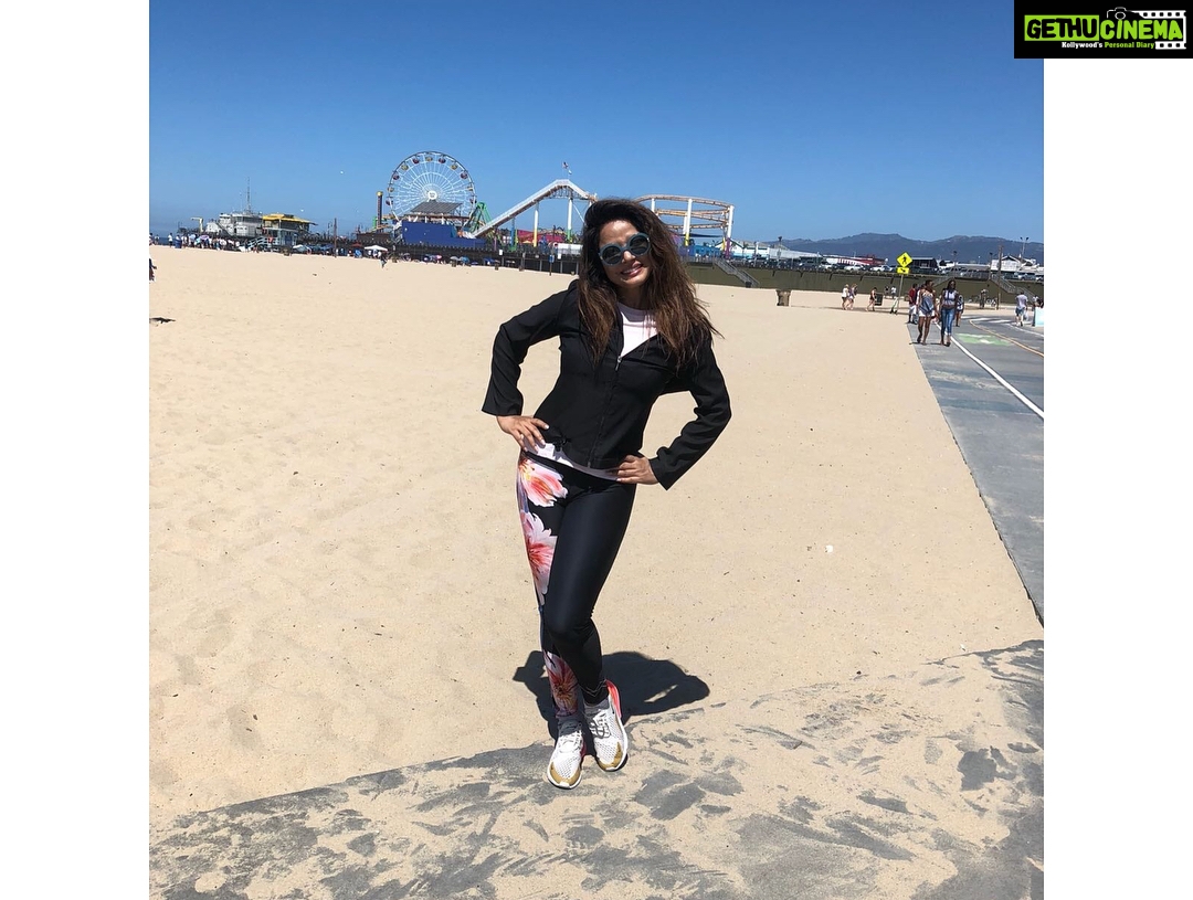 Neetu Chandra Instagram - The world is with Me!! On #Venice #beach to #Santamonica biking today 😘🤗 #Losangeles #usa 😘❤ #California with my dear sports buddy now #Anilmohin 😘🤗 you are the sweetest !!! Take care of yourself , you precious people ❤