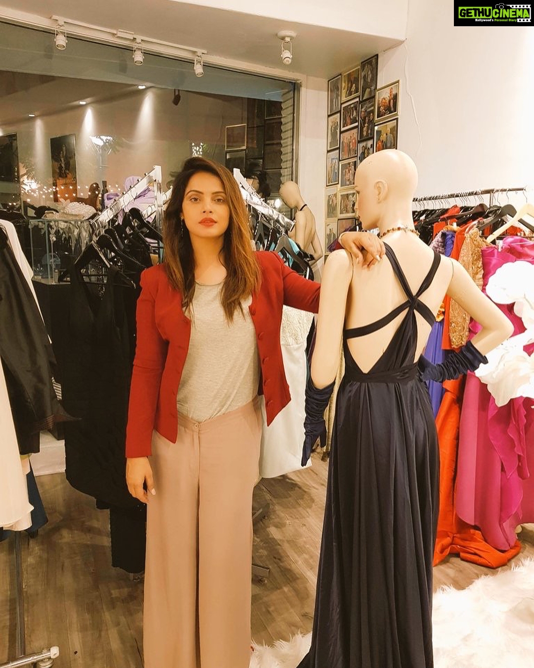 Neetu Chandra Instagram - When you have a bald n beautiful Girl friend , she always suggests you the classy looks !! I love the REDS 😉😘❤