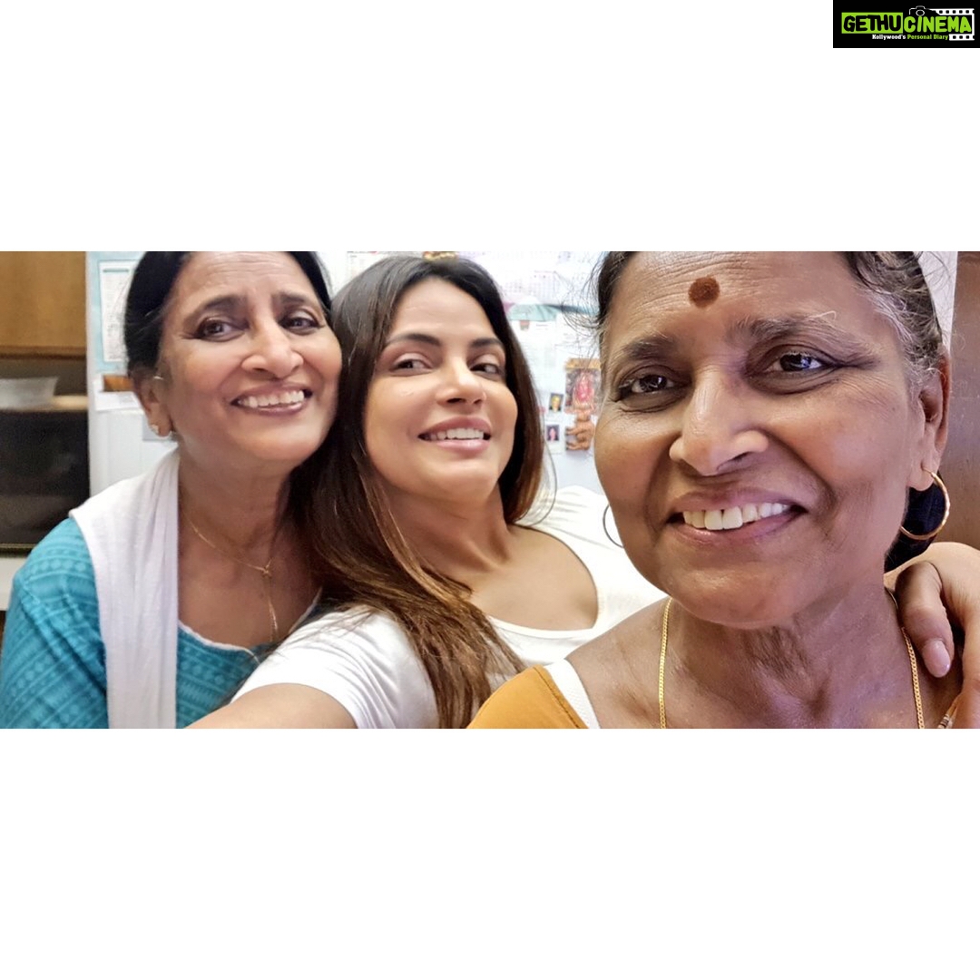 Neetu Chandra Instagram - Came to meet my Inspirational, strong n Angelic school teacher in #Clairemount #Losangeles #USA #MrsRajniverma with her elder sister!! Reflection n Shadows of my mother !I am blessed 🙏😊🤗 you are my strength. Pls. Take care of yourselves ❤ #NotredameAcademy #Patna #Bihar 😘❤