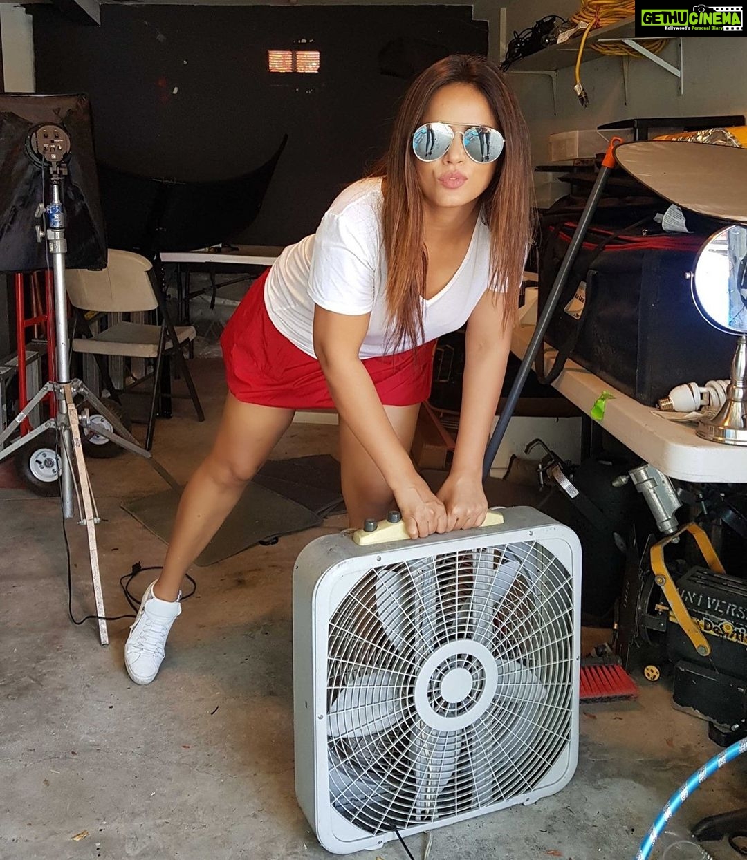 Neetu Chandra Instagram - Let's clean, clear n paint our dreams ππ€ OURSELVES ! Go ahead n make your opportunities, no one else will do it for you β€π #LOVE_YOURSELF_η΅_Answer #MotivationalSpeaker #Losangeles and remember #fitness matters !! Take care π€ππβ€ Hugggg