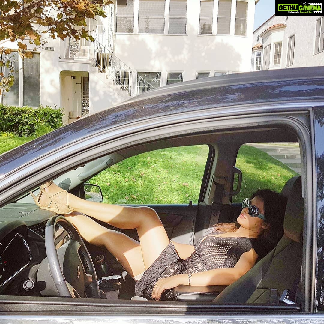 Neetu Chandra Instagram - When you are #jetlagged You just pass out anywhere anytime ! Thanks my dear friend @rohitmarble for this reminder ðĪŠ I am human too ! #Losangeles #westhollywood âĪâĪâĪ Gooooood Morning #india ðĪ #toned #legs matter ð #gym #fitness n #health ðð Los Angeles, California