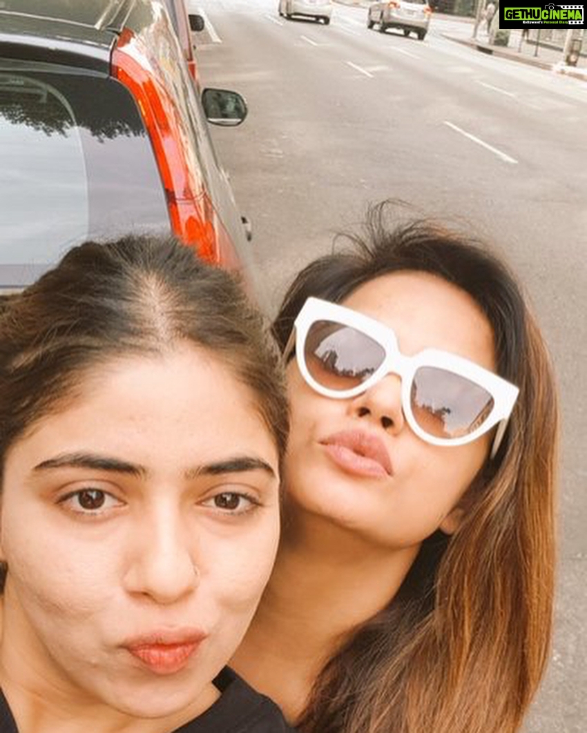 Neetu Chandra Instagram - When U meet ur own in a different country, nothing feels better β€ Morning time with my dear super talent make up hair stylist @ritikavatsmakeupandhair in #Losangeles Remember she did my #Rahetfatehalikhan ji s Music video!! #Banjarey in #Kyrgyzstan #Healthyfood n #Fitness Thank God ππ