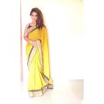 Neetu Chandra Instagram - Mom gifted this saare on my birthday !! Kaisa hai ? What do you think could be the caption ? There is a huge blank space on my left !! 😘😘😘