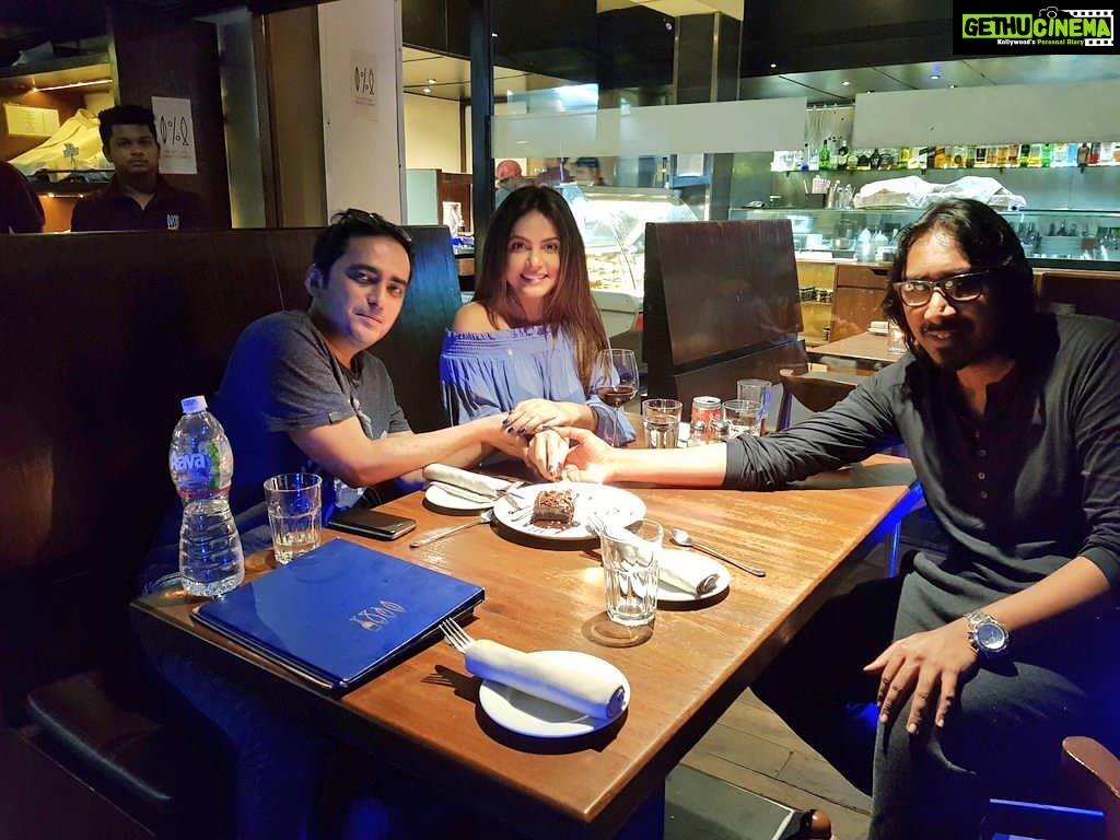 Neetu Chandra Instagram - Looks like birthday week 😀🤗😘 #Prawaalraman s on 10th June , @arko.pravo.mukherjee s 19th May n mine was 20th June !! Friendship is the bestest feeling 🤗🤗🤗 Love you both !! ❤