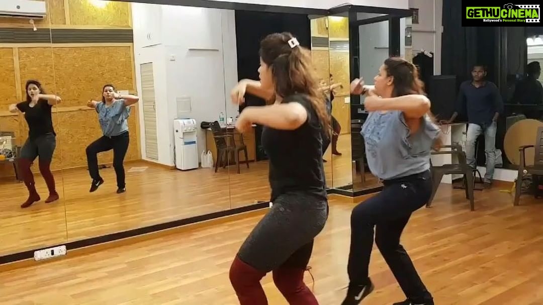 Neetu Chandra Instagram - Who said only #Shakira #jlo or #rihanna can do it ! They always inspire 🤭😉 Rehearsing for my single #music #Video !! Surprise coming 😊🤩