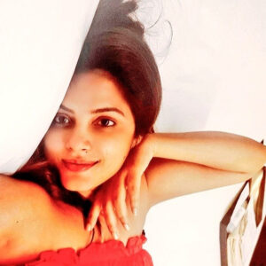 Neetu Chandra Instagram - Good Morning everyone !! Mid week and lazy to get up today! Pheeewww! What to do !! 🤣😂 #FindYourSelfie