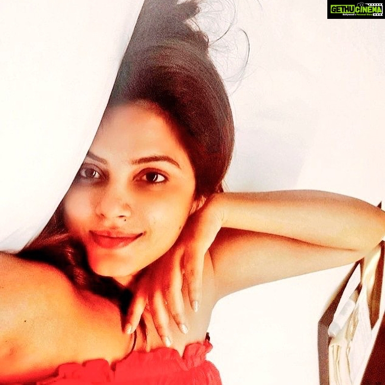 Neetu Chandra Instagram - Good Morning everyone !! Mid week and lazy to get up today! Pheeewww! What to do !! 🤣😂 #FindYourSelfie