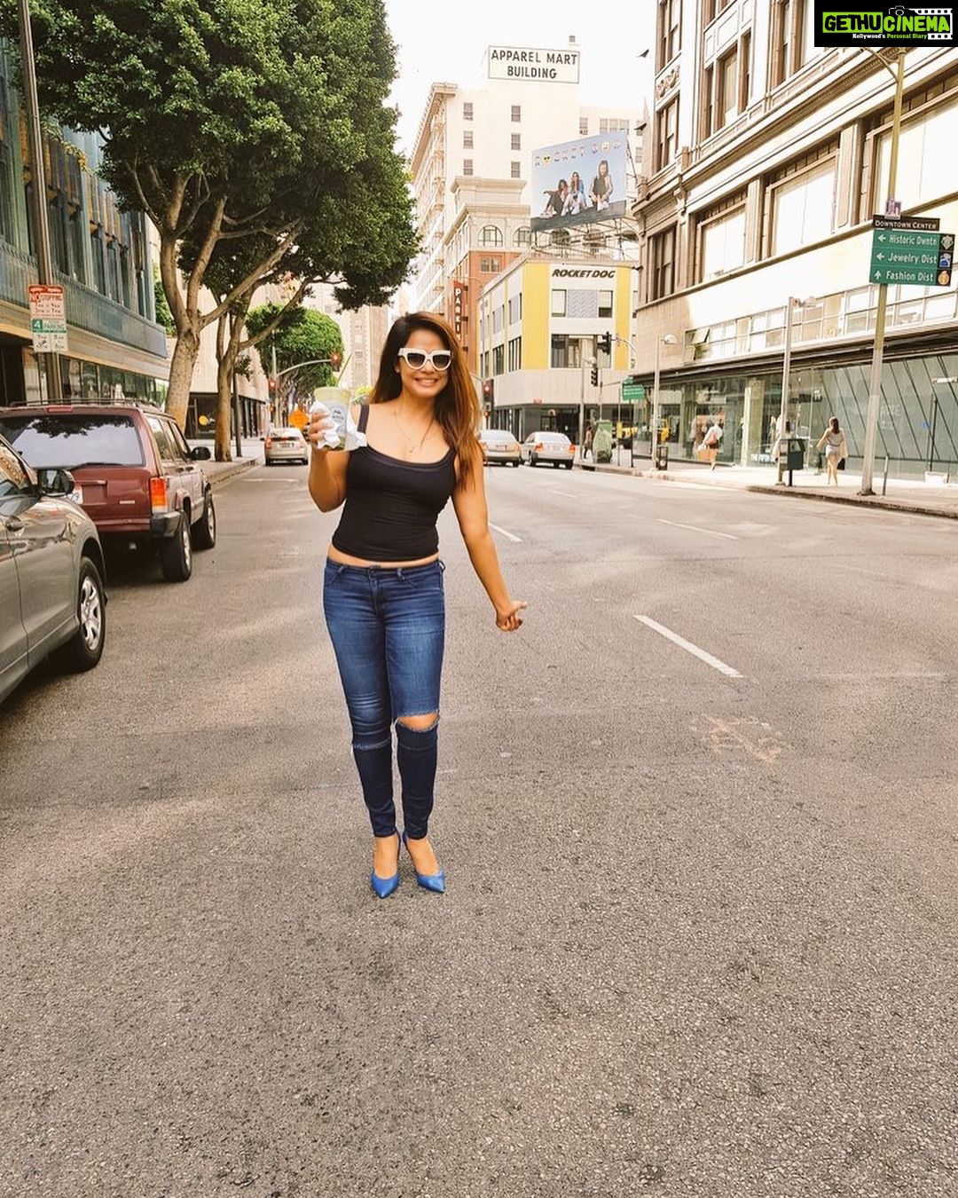 Neetu Chandra Instagram - When U meet ur own in a different country, nothing feels better β€ Morning time with my dear super talent make up hair stylist @ritikavatsmakeupandhair in #Losangeles Remember she did my #Rahetfatehalikhan ji s Music video!! #Banjarey in #Kyrgyzstan #Healthyfood n #Fitness Thank God ππ