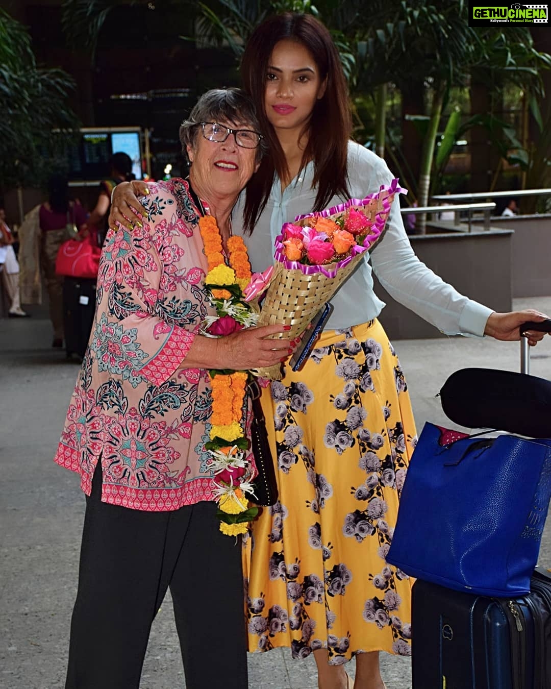 Neetu Chandra Instagram - Welcome my dear darling #ritaharris to #India . Dream come true ! I love you to the moon n back !! #WelcomeRitaharris 😘😘😘