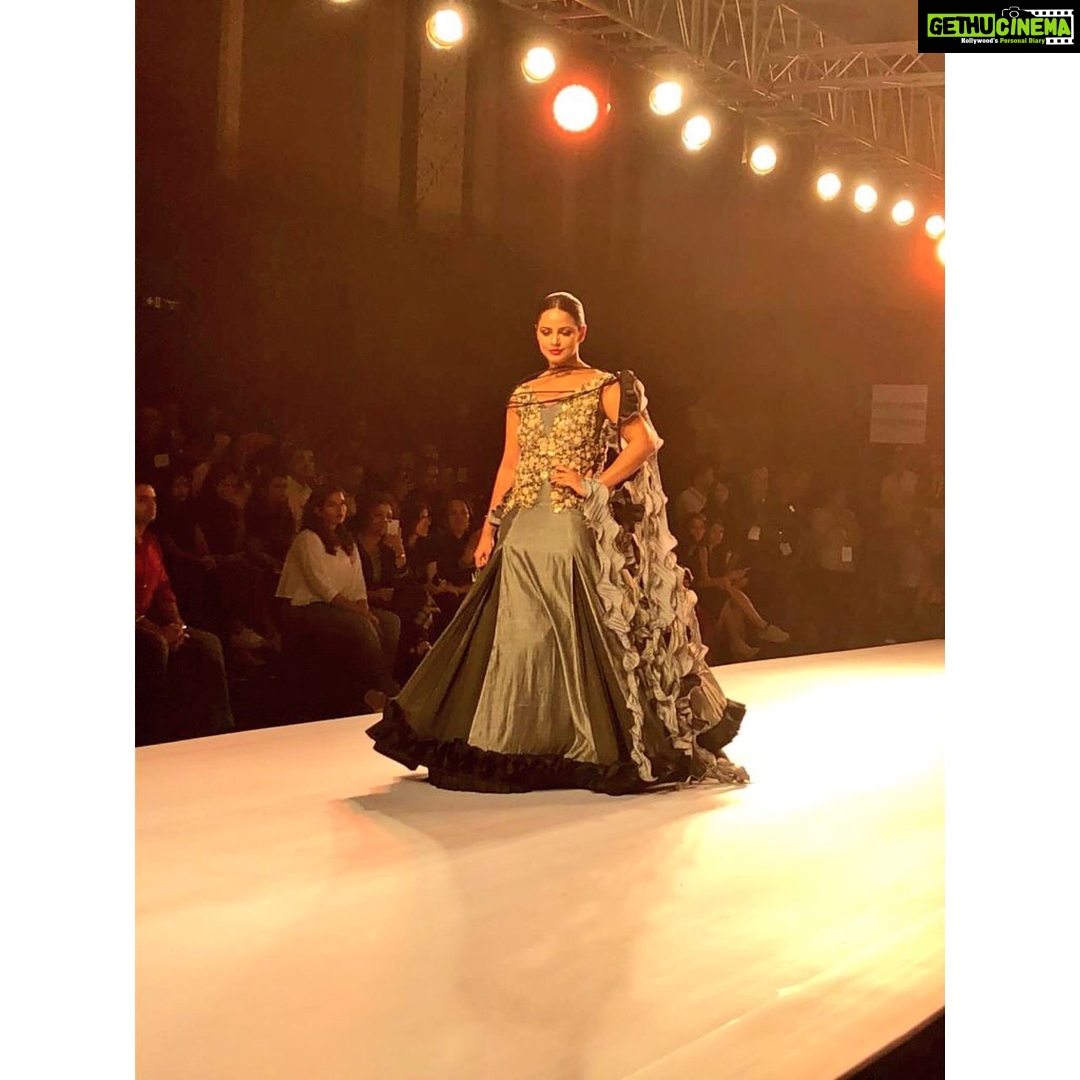 Neetu Chandra Instagram - It was fun being the showstopper for #Tasneemmerchant at #Bombaytimesfashionweek last evening ! Great Luck 😊😘