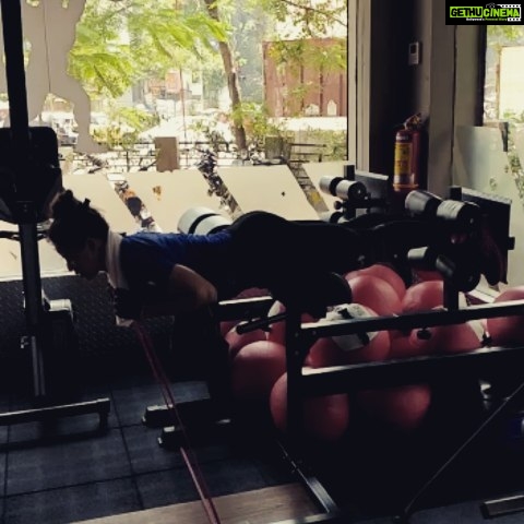 Neetu Chandra Instagram - Morning #workout #hardwork sets the whole day on fire !! Let's do it. @alpha7seas @eatbacondrinkcoffeeliftheavy #gymnastics #gym 😘😘😘