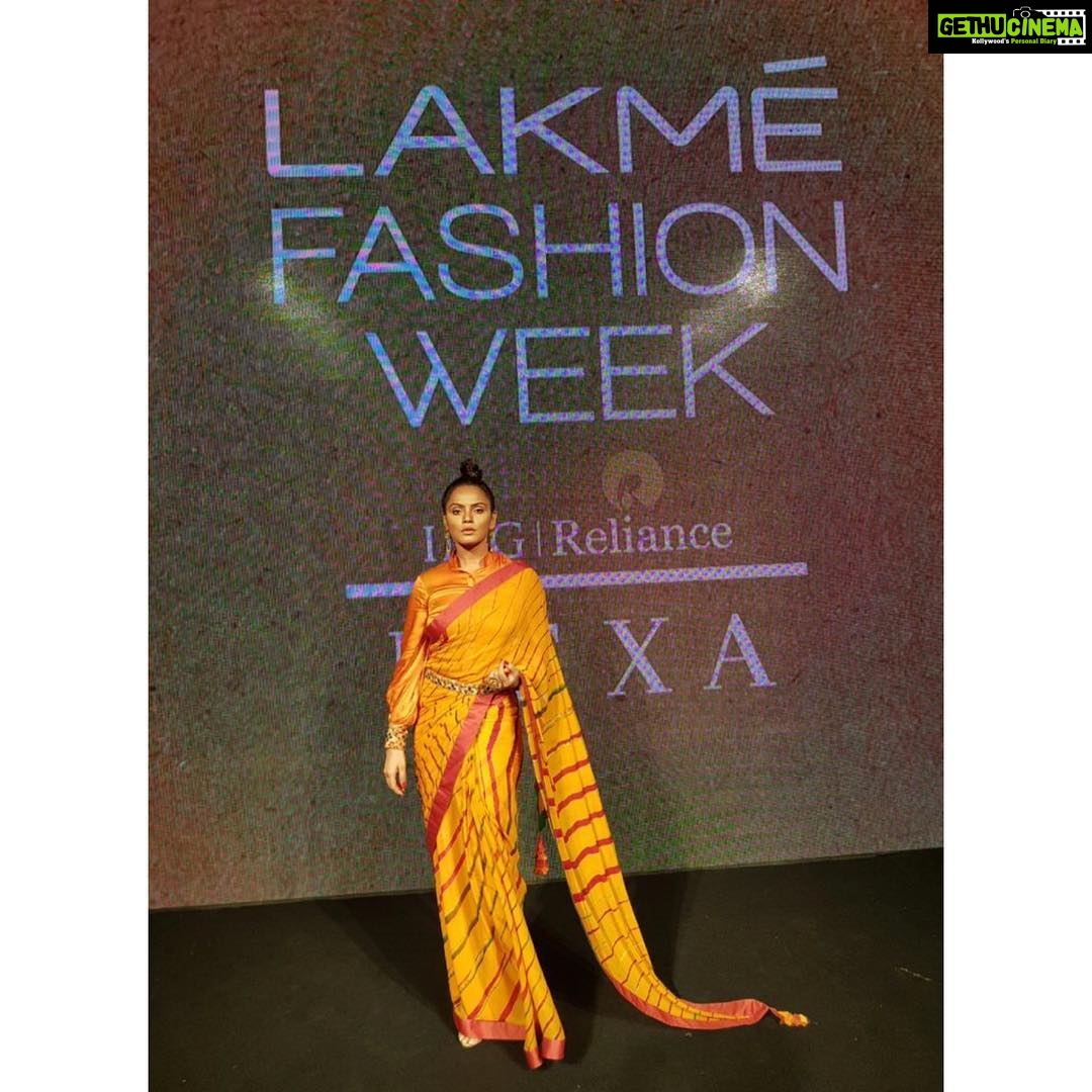 Neetu Chandra Instagram - And I looked this way... Nothing like chilling at #lfw saree @punitbalanaofficial Jewelry- @purabpaschim Stylist- @stylisttsahilgulati 😘😍