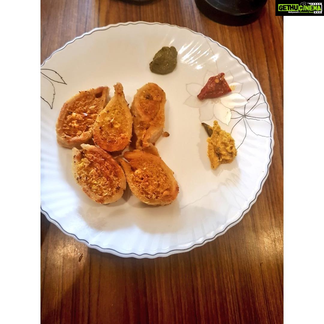 Neetu Chandra Instagram - My #mommy ne #Pittha banaya hai ! One of the most loved dish from #Bihar filler made of over night soaked chana dal with different raw spices, filled in flour dough ! First boiled n then pan fried !! Love it. #Healthyfood !! #fitness matters !! #SundayTODAY 😘😘😘