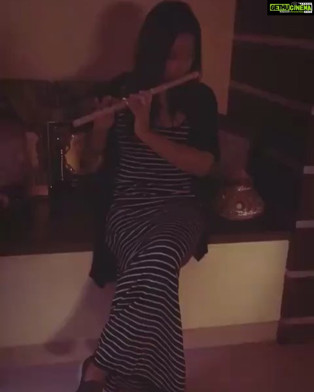 Neetu Chandra Instagram - And I was fluting last night ! Was chilling with my dearest friend @shwetapandit7 Thanks for this video Shwetu. I just play out of passion. Never learnt 😊🤗🙏😍😘