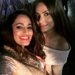 Neetu Chandra Instagram - With my dear darling friend @shwetapandit7 Your voice yesterday on stage was so soulful n the energy was vibrating in everyone s Heart !! Love you my love 😘😘😘😘 #radiomirchi awards 😊