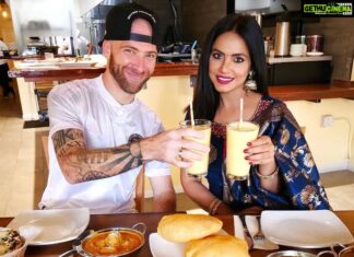 Neetu Chandra Instagram - It was lovely shooting for your next youtube unit @davidsbeenhere. The delicious Indian spread was the cherry on the cake! Had a great time! 🤗🤗 @rootsindianbistro.