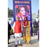 Neetu Chandra Instagram - Aaj #Delhi mein #SulabhIntl ke founder Shri #bindeshwarpatha ji ke innovative ideas, school, technologies, water atm n #SwachhIndia abhiyaan mein @narendramodi ji ke saath juur kar saare kamo ko dekhna ka mauka mila. REAL HERO who dedicated his life 2 d society🙏😊 #Proud 😁🙏