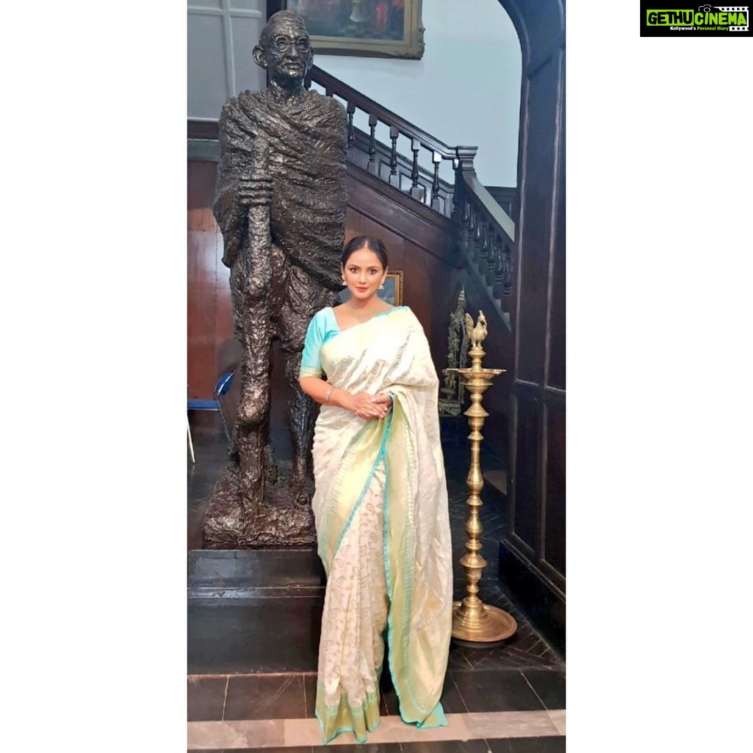 Neetu Chandra Instagram - Thank you #lucknow for all the Love!! Vaishnav jan tou te ne kahiye, pedh parai jane re" #Governorhouse 😊🙏😘