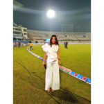 Neetu Chandra Instagram - Here at #Indiragandhicricketstadium #ccl between #Mumbaiheroes n #Kerelastrikers!! Beautiful weather in #Hyderabad lots of Love 😊😘