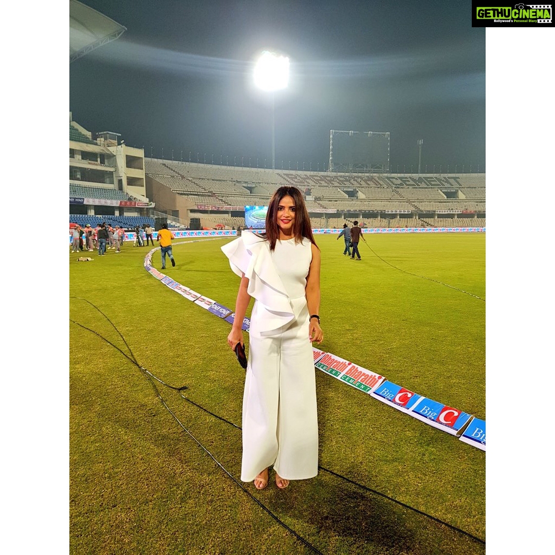 Neetu Chandra Instagram - Here at #Indiragandhicricketstadium #ccl between #Mumbaiheroes n #Kerelastrikers!! Beautiful weather in #Hyderabad lots of Love 😊😘