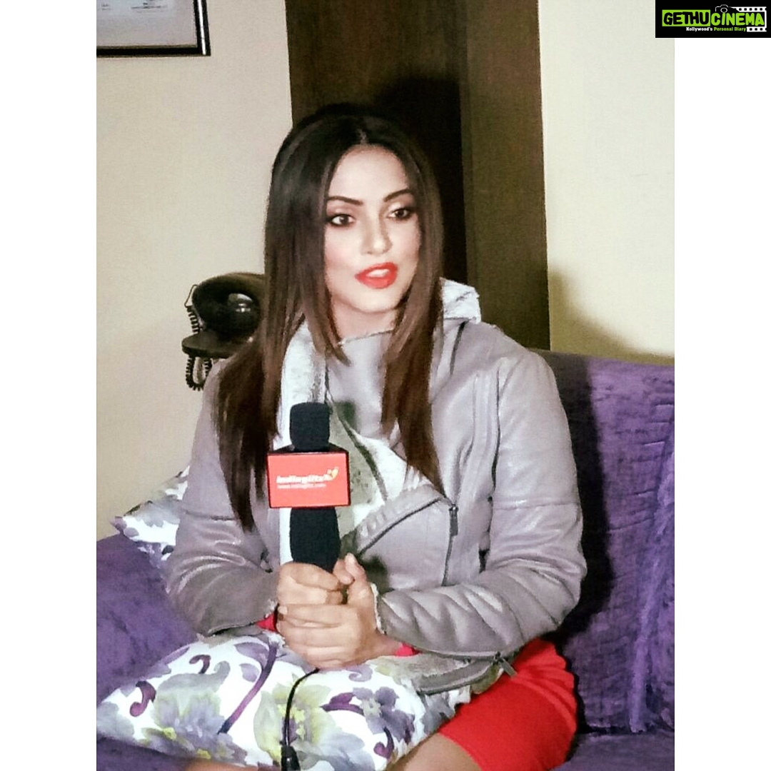 Neetu Chandra Instagram - It's been a crazy day.. make up , hair , interviews !! How are you guys ? With #Ashokrathod jee, my make up artist 😊🙏