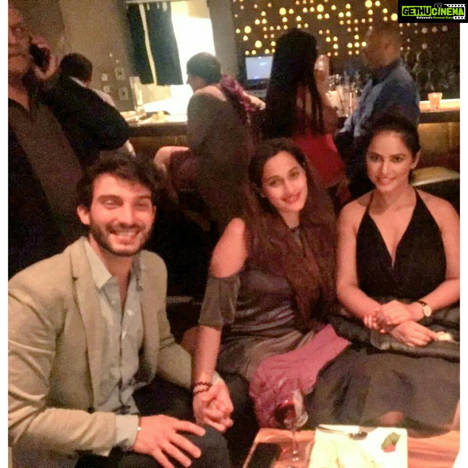 Neetu Chandra Instagram - It Miraculous how you meet someone n become friends for life, wid a blink ! The lovely n super talented singer n her humble husband Evano, party time in #LOSANGELES last evening! @shwetapandit7 More power girl π