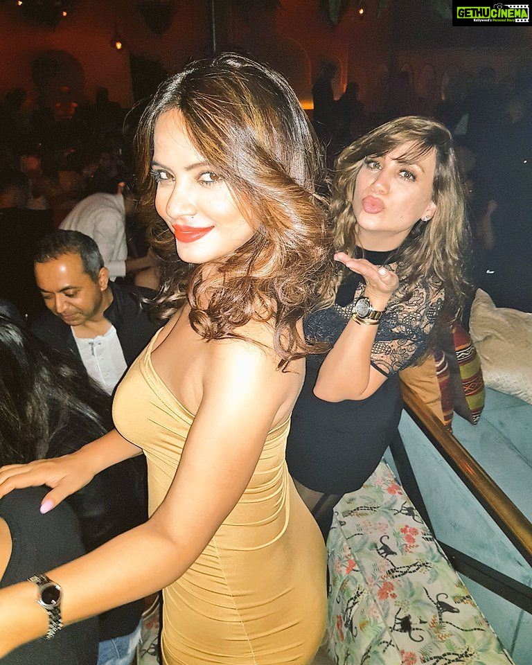 Neetu Chandra Instagram - Nothing Like partying with friends who care ! Lovely fun with pretty @y.d.kh #warvick lounge in #LosAngeles 😘😘😘😘😘 #fashion #style #party hard 😊😊😘