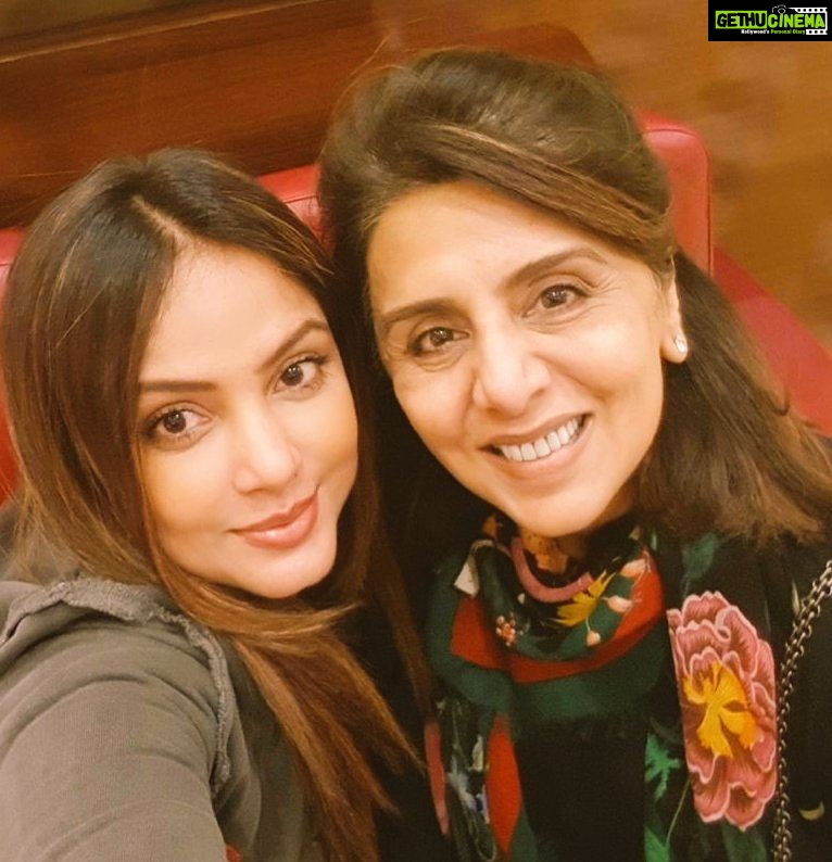 Neetu Chandra Instagram - In transit, the most natural, sweet n humble senior ! It takes courage 2 give up ur career at 21 when girls start.#Respect #Neetukapoor mam😘 #neetukapoor 😘😘 Such a pleasure talking to you 😊Luv !!