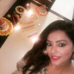 Neetu Chandra Instagram - Full picture of mine #Diwali on your demand !! I love you all 😁😘 #light #bright #ethinic #saare #stylish #skin #red is my #face #😘