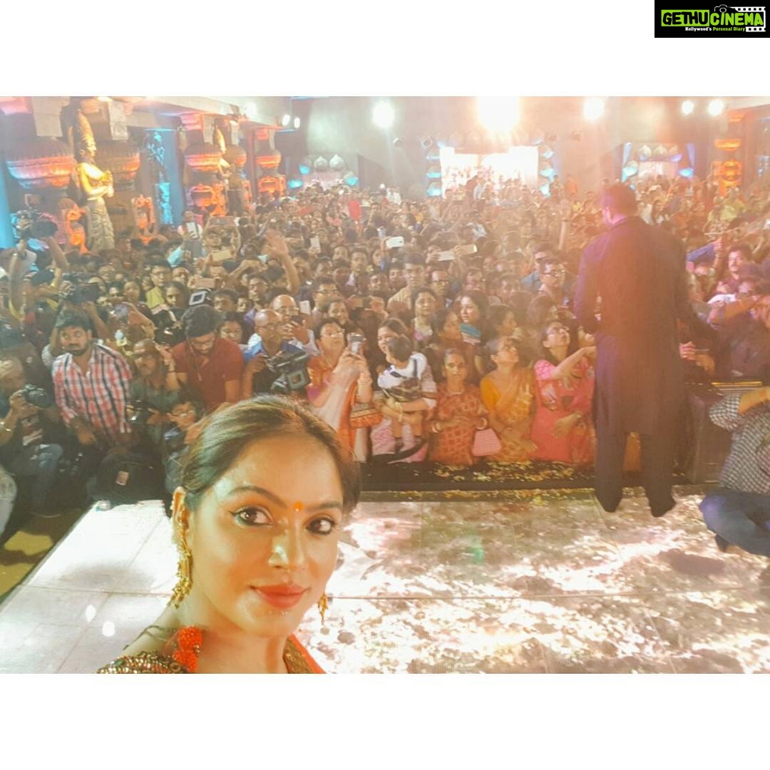 Neetu Chandra Instagram - No matter what but our #hardworking #workoholic #Press #media #photographers are always there!More power to all of you!Jai Mata Di 😁🙏#Mumbai