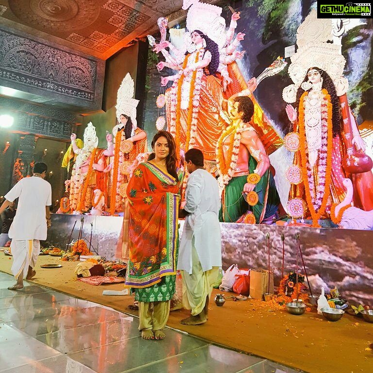 Neetu Chandra Instagram - Blessed #saptami #DurgaPuja2017 with mom !! Jai Mata Di 🙏😊🤗