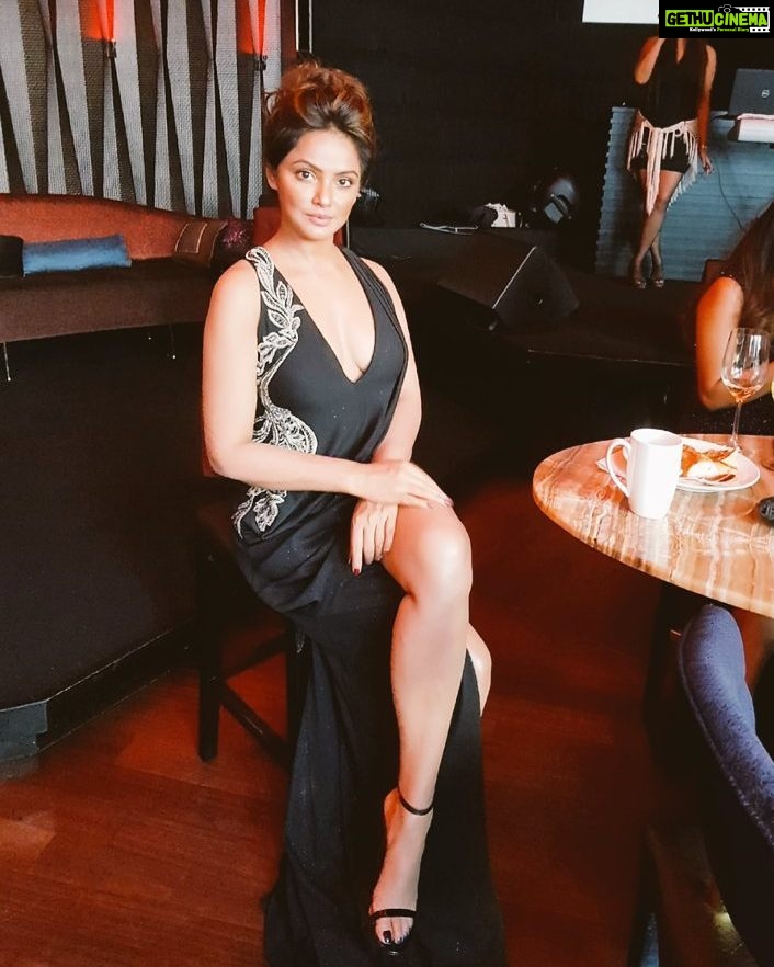 Neetu Chandra Instagram - Thank you #Girishsrivastava ji #PTI for this picture. I love it n so will my fans!! #StRegis #Mumbai #Nishajamwal n #Rebeccadewan s evening for #Womenofsubstance !! 😘😘😘😘 Today is a beautiful day 😍 #legs #fashionblogger #gown #skincare #hair #smile #evening #funny #gym #fitnessmodel #workout #health !! Love you All! #action #films 😘😘😘😘😘😘 In #rebeccadewanofficial #rebeccadewan19 gown collection 😘