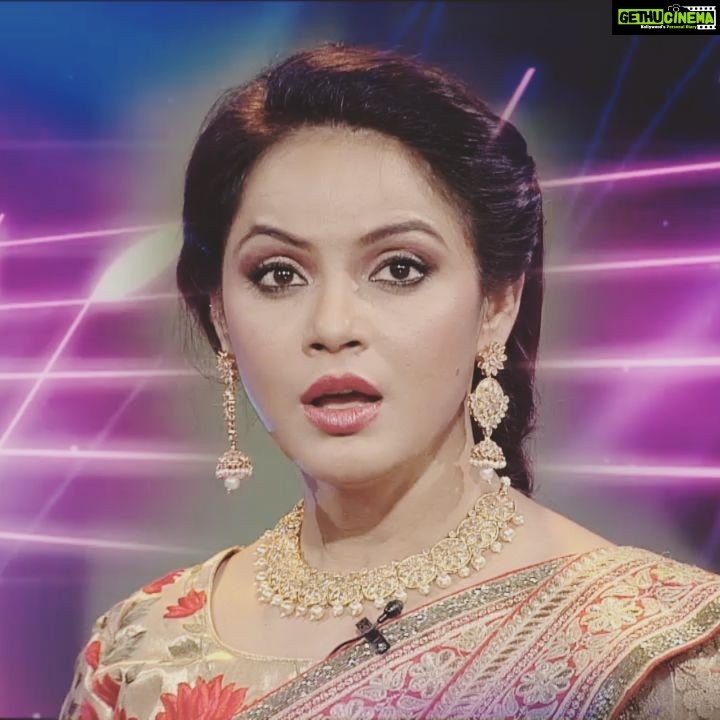 Neetu Chandra Instagram - Take a bow #latamangeshkarji #Rangolidd #ddRangoli 😁😘 #sunday 8am.