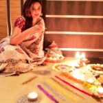 Neetu Chandra Instagram - Full picture of mine #Diwali on your demand !! I love you all 😁😘 #light #bright #ethinic #saare #stylish #skin #red is my #face #😘