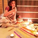 Neetu Chandra Instagram – Full picture of mine #Diwali on your demand !! I love you all 😁😘 #light #bright #ethinic #saare #stylish  #skin #red is my #face #😘