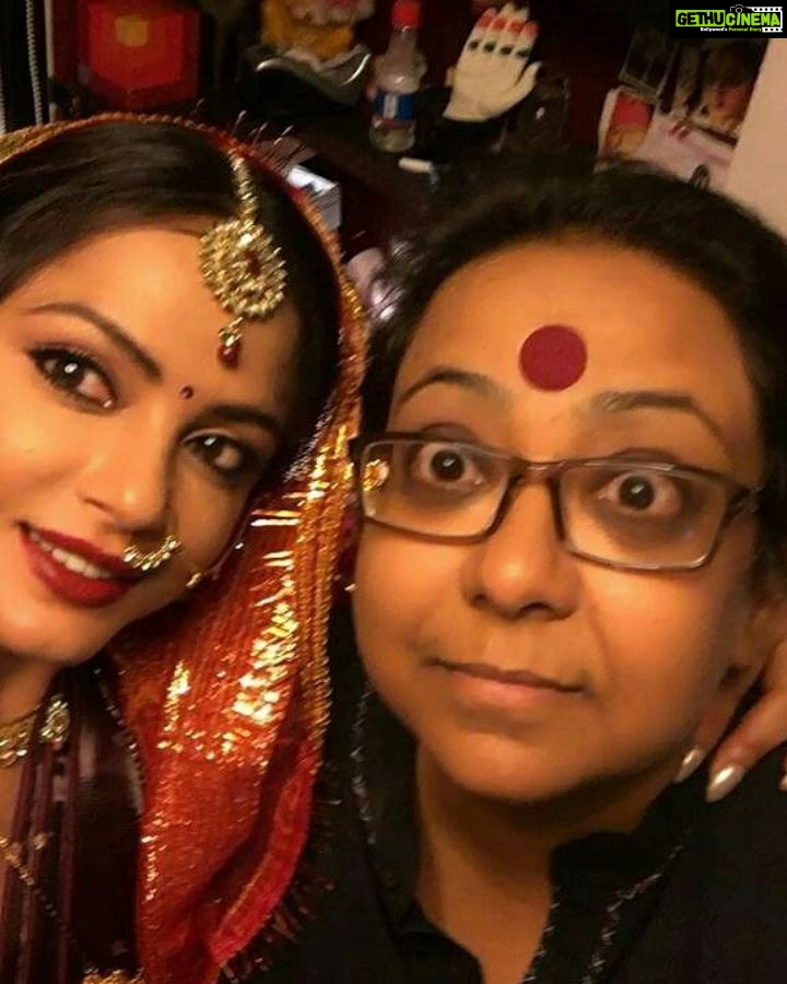 Neetu Chandra Instagram - The one I started my career with #Madhusarkar n I am back to her again today. A multi talented, soft heart strong voice, a director , writer , production designer, spreading love n care to everyone.. Doesn't know how to say I love you but she does.. she does love me alot and I can't Thank you God enough enough enough , for picking me up from the crowd, from no where and giving me TV commercials!! Thank you Madhu Didi for being you ππ I love you to eternity !! Now your new found love for cooking n your #Munia s kitchen is all over.. Many more to come...I am so happy !! God Bless ππππππππππ