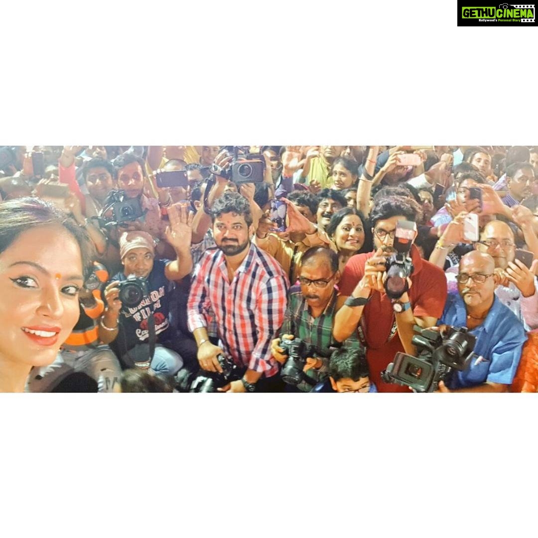 Neetu Chandra Instagram - No matter what but our #hardworking #workoholic #Press #media #photographers are always there!More power to all of you!Jai Mata Di 😁🙏#Mumbai