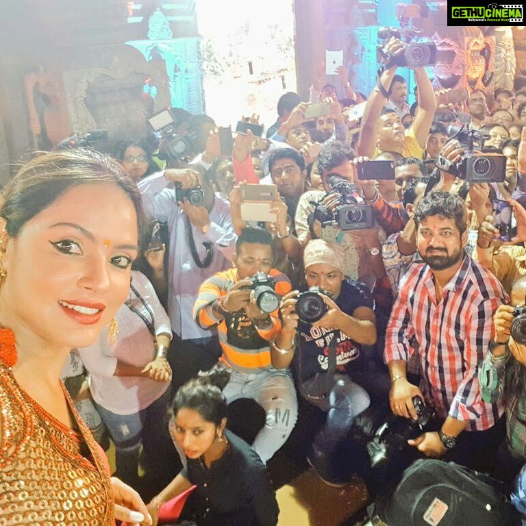Neetu Chandra Instagram - No matter what but our #hardworking #workoholic #Press #media #photographers are always there!More power to all of you!Jai Mata Di 😁🙏#Mumbai