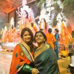 Neetu Chandra Instagram - Blessed #saptami #DurgaPuja2017 with mom !! Jai Mata Di 🙏😊🤗