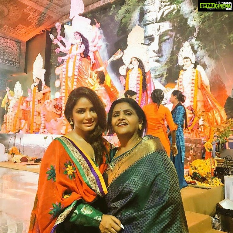 Neetu Chandra Instagram - Blessed #saptami #DurgaPuja2017 with mom !! Jai Mata Di 🙏😊🤗