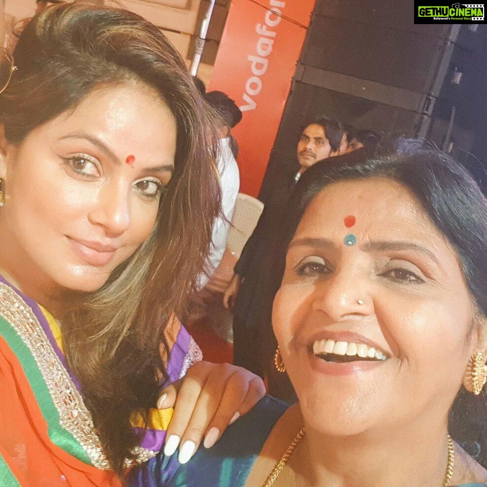 Neetu Chandra Instagram - Blessed #saptami #DurgaPuja2017 with mom !! Jai Mata Di 🙏😊🤗