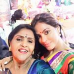 Neetu Chandra Instagram - Blessed #saptami #DurgaPuja2017 with mom !! Jai Mata Di 🙏😊🤗