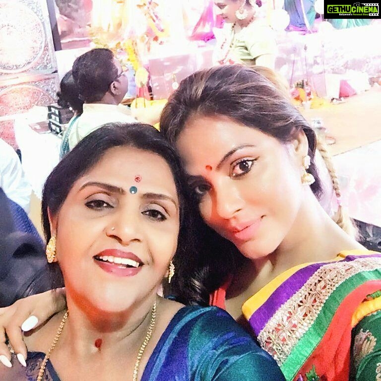 Neetu Chandra Instagram - Blessed #saptami #DurgaPuja2017 with mom !! Jai Mata Di 🙏😊🤗