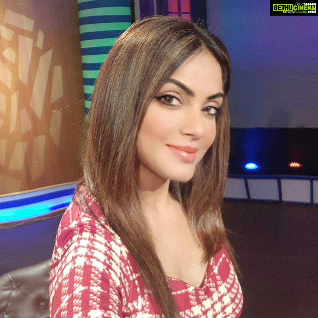 Neetu Chandra Instagram - Seniors are always more loving, caring n welcoming! #zarinawahab ever charming.Had so much fun on your show,Thank you so much! Love you 😘😘😍