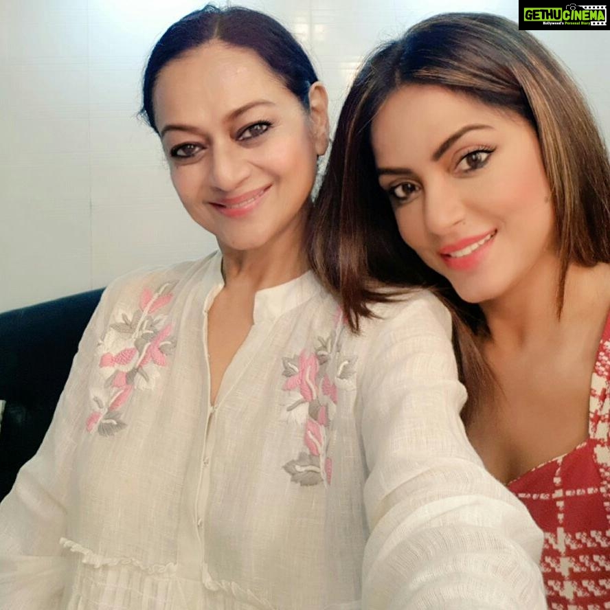 Neetu Chandra Instagram - Seniors are always more loving, caring n welcoming! #zarinawahab ever charming.Had so much fun on your show,Thank you so much! Love you 😘😘😍