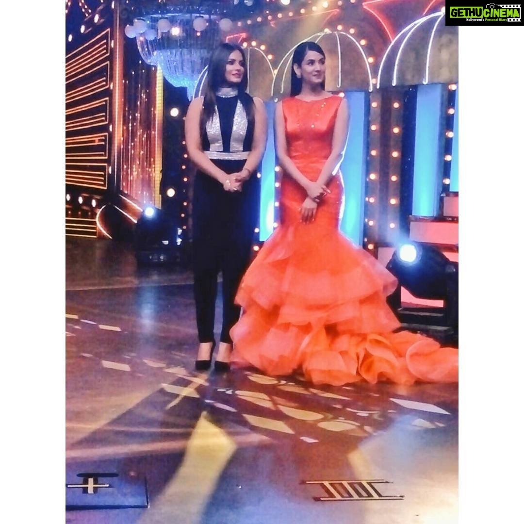 Neetu Chandra Instagram - On stage wd @sonalchauhan #BigZeeEntertainmentAwards2017 #Yrfstudios we were best of buddies in seconds! #Filmindustry is family ❤😁 #sweet