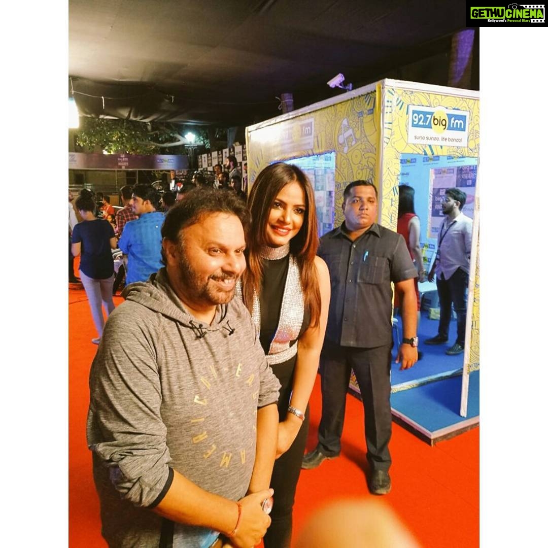 Neetu Chandra Instagram - On stage wd @sonalchauhan #BigZeeEntertainmentAwards2017 #Yrfstudios we were best of buddies in seconds! #Filmindustry is family ❤😁 #sweet