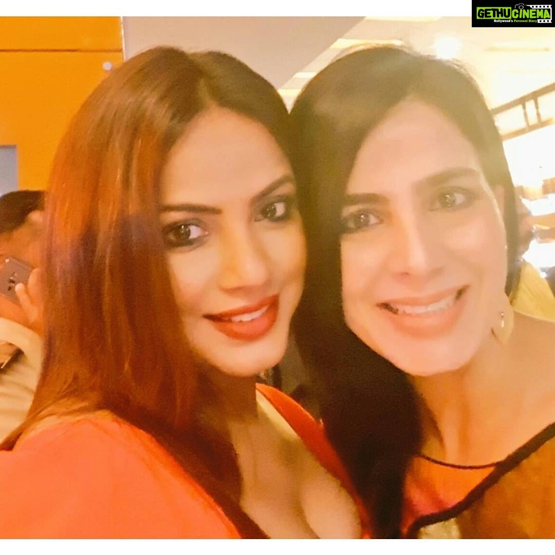 Neetu Chandra Instagram - You @imbhandarkar always come as an eye opener wd class.Thanks 4 giving #InduSarkar wd flawless #KrtitiKulhari n fabulous @neilnitinmukesh 😁🙏😘