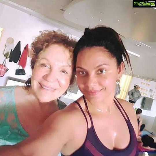 Neetu Chandra Instagram - What better inspiration than a 78years old fabulous #DIANAPONTE My #yoga #teacher for today at #beingyoga in #Sanfransisco #Usa !! My practise of walk in classes all over the world gets me to meet some awesome inspirational souls who touch your Heart. Thank you so much for every breath 😊😊😊🙏🙏🙏🙏 Are we taking care of ourselves EVERYONE and our PRECIOOOOOUS ELDERS 🙏🙏🙏🤗😘 Huggg